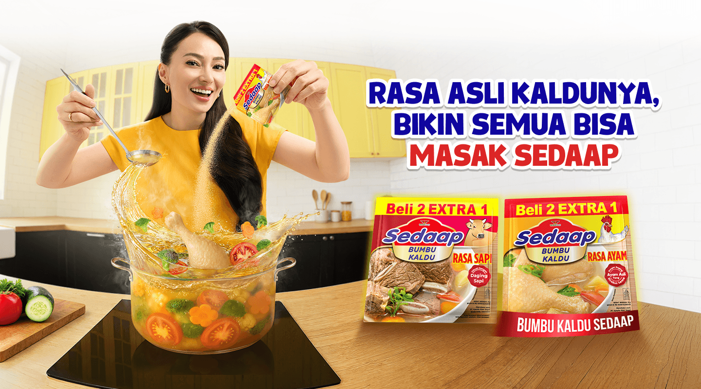 Mama Chef memasak dengan Bumbu Kaldu Sedaap di dapur